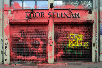 Berlin  Deutschland  Farbbeutelanschlag auf einen Laden von Thor Steinar