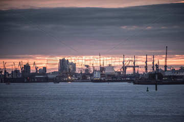 Hamburg  Deutschland  Skyline vom Hamburger Hafen mit Elbphilharmonie