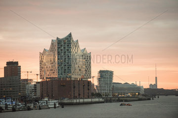 Hamburg  Deutschland  Skyline vom Hamburger Hafen mit Elbphilharmonie