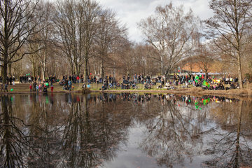 Berlin  Deutschland  Demonstranten der Anti-Atomkraft-Demo an einem See im Tiergarten