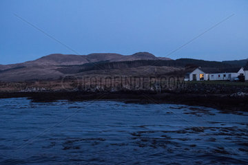 Tobermory  Grossbritannien  Kueste der Isle of Mull in Schottland bei Nacht