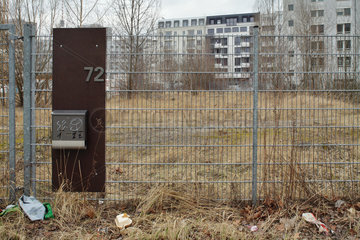 Berlin  Deutschland  Hausnummer und Briefkasten an einem umzaeunten und unbebauten Grundstueck