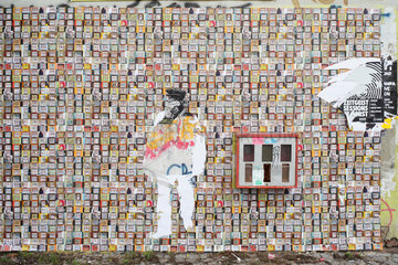 Berlin  Deutschland  Kaugummiautomat mit vielen kleinen Bildern an einer Hauswand