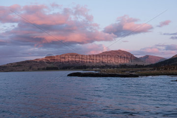 Tobermory  Grossbritannien  Kueste der Isle of Mull in Schottland in der Abendsonne