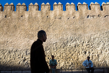 Tetouan  Marokko  Passanten laufen entlang der Stadtmauer der Medina von Tetouan