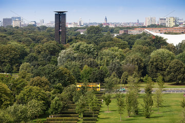 Berlin  Deutschland  Blick vom Reichstag auf den Tiergarten und das Carillon