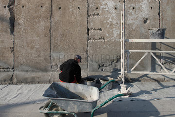 Berlin  Deutschland  Sanierungsarbeiten an der Berliner Mauer