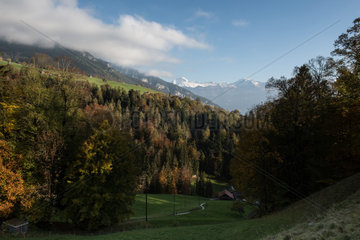 Sigriswil  Schweiz  Landschaft bei Sigriswil mit Berg Jungfrau im Hintergrund