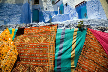 Chefchaouen  Marokko  Berberteppiche liegen zum Verkauf aus