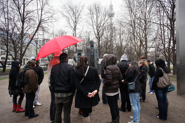 Berlin  Deutschland  Touristen vor dem umgestellten Denkmal von Marx und Engels