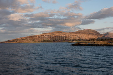 Tobermory  Grossbritannien  Kueste der Isle of Mull in Schottland in der Abendsonne