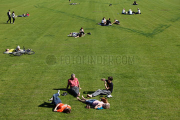 Berlin  Deutschland  Menschen sitzen und liegen auf dem Rasen auf dem Schlossplatz