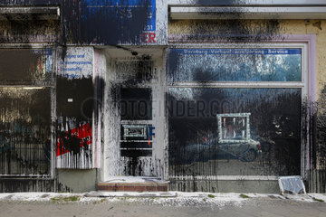 Berlin  Deutschland  mit Farbe beschmierter Laden in der Lueckstrasse