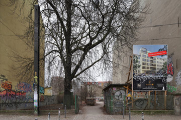 Berlin  Deutschland  Bauschild kuendigt das Bauvorhaben eines Mehrfamilienhauses an