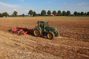 Hamm  Deutschland  Bodenbearbeitung nach der Ernte