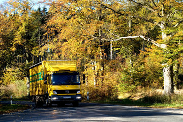 Thale  Deutschland  ein LKW auf einer einsamen Strasse im Harzer Vorland