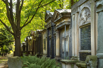 Berlin  Deutschland  Grabsteine auf dem Juedische Friedhof Berlin-Weissensee