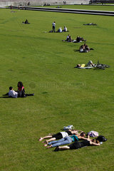 Berlin  Deutschland  Menschen sitzen und liegen auf dem Rasen auf dem Schlossplatz