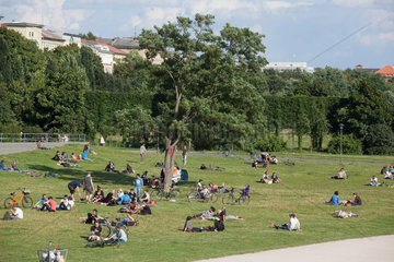 Berlin  Deutschland  Menschen im Goerlitzer Park in Kreuzberg