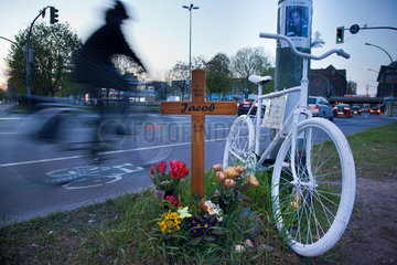 Berlin  Deutschland  Kreuz und Fahrrad eines toedlich verunglueckten Radfahrers