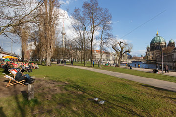 Berlin  Deutschland  Menschen geniessen den Fruehling im James-Simon-Park