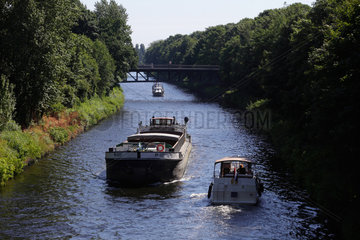 Berlin  Deutschland  Motorboot und Frachtschiff auf dem Teltowkanal