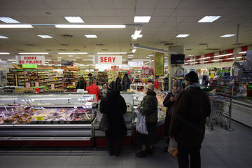 Warschau  Polen  Kunden in einem Lebensmittelgeschaeft
