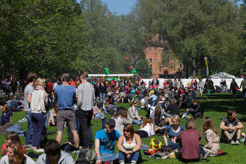 Berlin  Deutschland  Besucher auf dem Myfest in Berlin-Kreuzberg