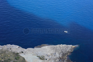 Cap de Formentor  Spanien  Sportboot an der Felsenkueste auf Mallorca