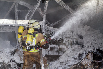 Berlin  Deutschland  Feuerwehrmaenner unter Atemschutz im Einsatz