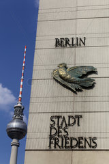 Berlin  Deutschland  Relief einer Friedenstaube an der Fassade eines Plattenbaus