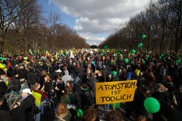Berlin  Deutschland  Demonstranten auf der Anti-Atomkraft-Demo auf der Strasse des 17. Juni