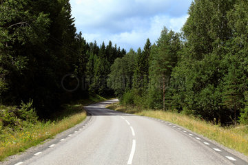 Storsa Lesjoen  Schweden  kurvige Landstrasse durch den Wald