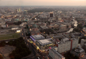 Berlin  Deutschland  Blick vom Berliner Fernsehturm auf die Stadt