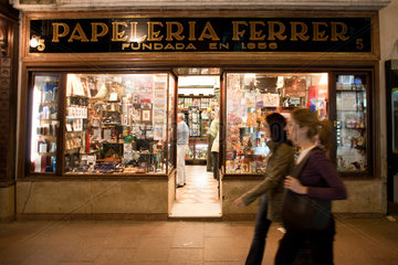 Sevilla  Spanien  ein traditionelles Schreibwarengeschaeft auf der Calle Sierpes