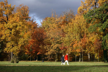 Potsdam  Spaziergaenger in einem Park