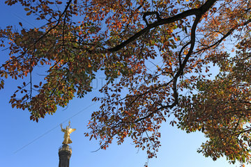 Berlin  Deutschland  Herbststimmung im Tiergarten