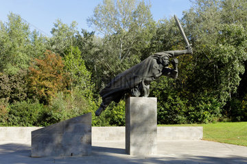 Berlin  Deutschland  die Skulptur Spanienkaempfer von Fritz Cremer