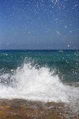 Mallorca  Spanien  aufschaeumende Gischt am Strand von Son Serra de Marina