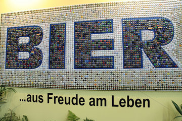 Berlin  Deutschland  Wort Bier aus Kronkorken von unterschiedlichen Biersorten
