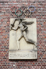 Hamburg  Deutschland  Relief mit einem Fackellaeufer und den Olympischen Ringen