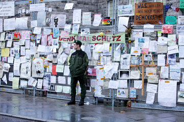 Stuttgart  Deutschland  Polizist vor einer Wand mit Protestschreiben gegen Stuttgart 21 vor dem Hauptbahnhof