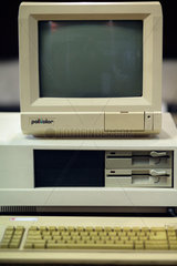 Warschau  Polen  alter Computer mit Bildschirm der Marke Polkolor und Tastatur