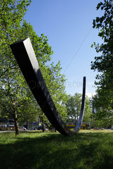 Berlin  Deutschland  Skulptur 124 5 Grad von Bernar Venet