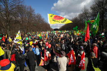 Berlin  Deutschland  Demonstranten auf der Anti-Atomkraft-Demo auf der Strasse des 17. Juni