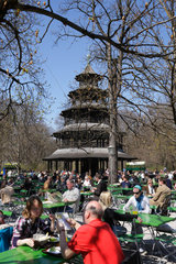 Muenchen  Deutschland  Besucher im Biergarten am Chinesischen Turm im Englischen Garten