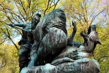 Berlin  Deutschland  Skulptur mit Jagdszenen im Grossen Tiergarten