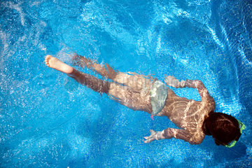 Ayamonte  Spanien  Kind taucht in einem Swimmingpool