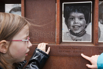 Berlin  Deutschland  ein Maedchen vor dem Foto des Jungen Giuseppe Savoca