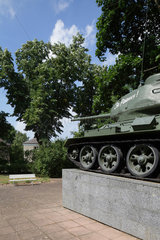 Berlin  Deutschland  Panzer T-34 auf einem Sockel im Kapitulationsmuseum